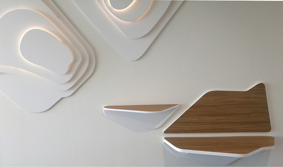 Aménagement aux formes courbes, bois et surfaces blanches