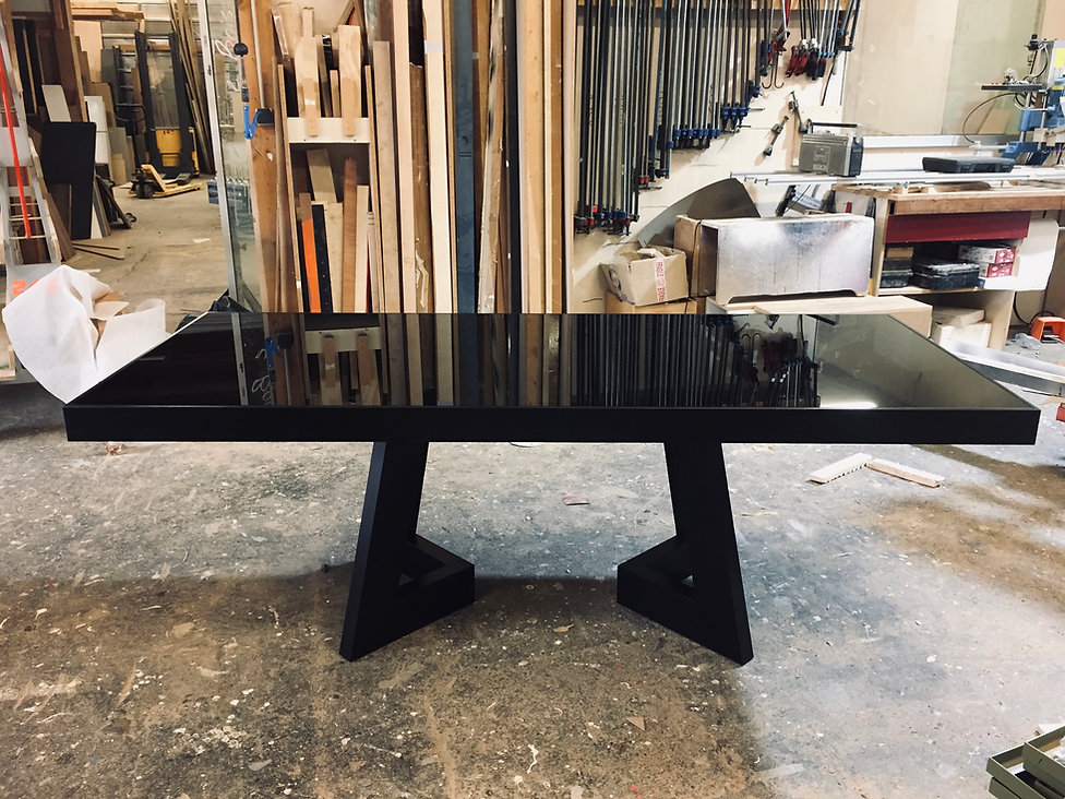 Bureau, bois teinté, verre teinté