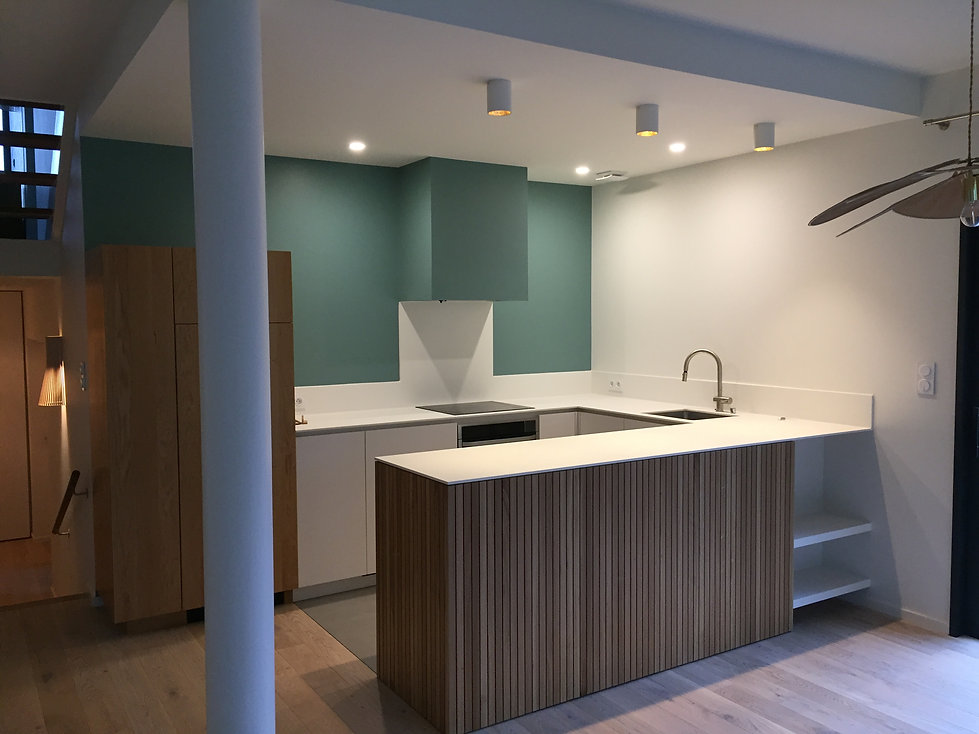 Cuisine sur mesure en chêne, bois laqué, plan de travail en céramique.