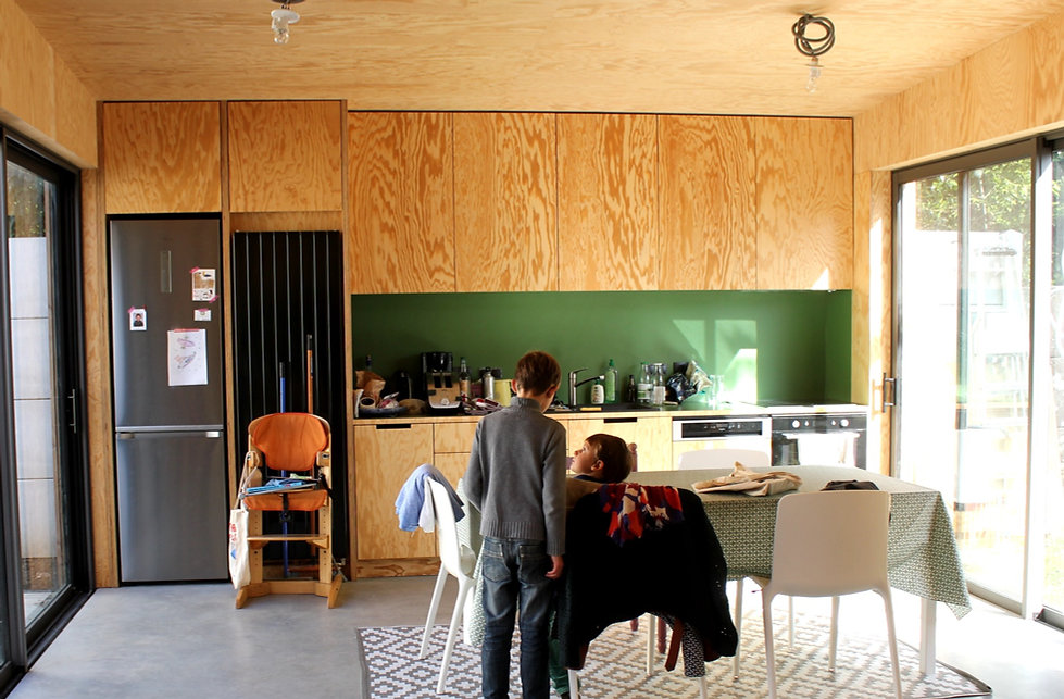 Cuisine sur mesure en contre plaqué pin, bois peint, stratifié.