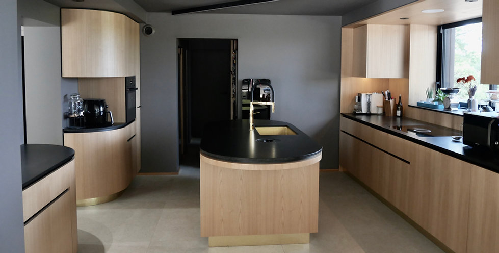 cuisine sur mesure en châtaignier, granite et laiton