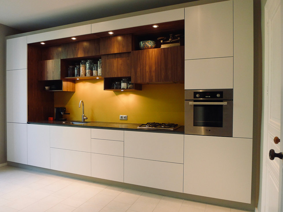 Cuisine sur mesure en noyer d'Amérique , granite et bois laqué