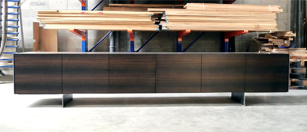 enfilade en Eucalyptus fumé, acier laqué