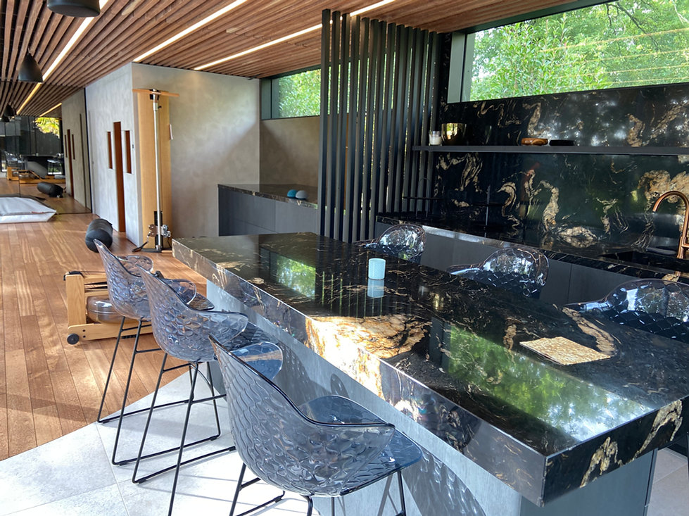 Cuisine sur mesure en chêne teinté noir et granite.