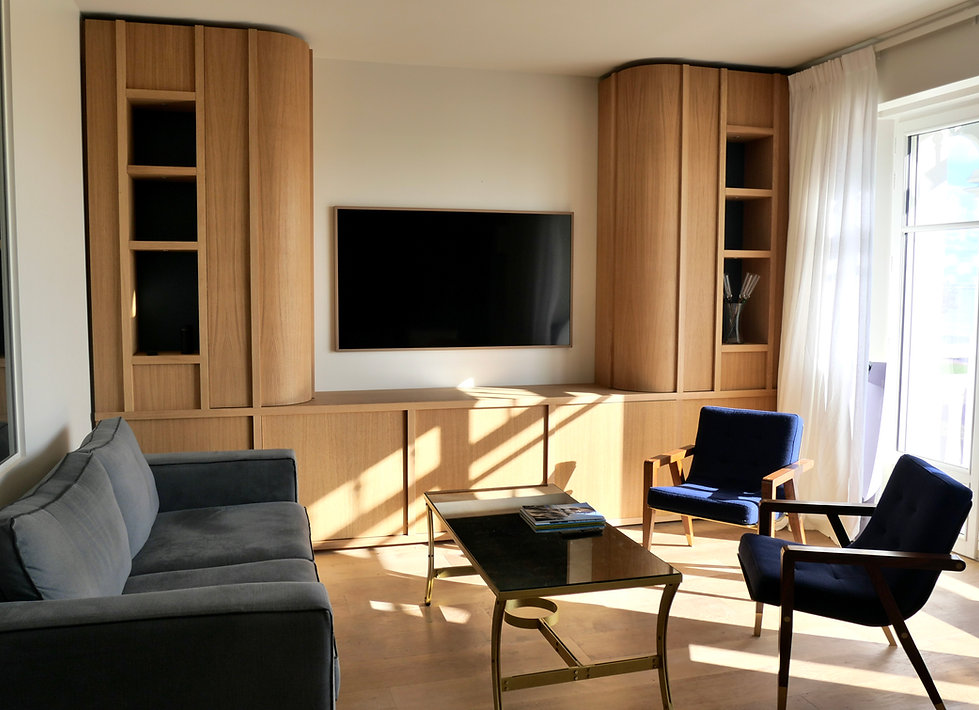 Buffet pour salon sur mesure chêne massif et chêne plaqué sablé.