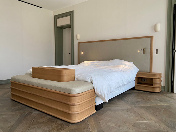 Ensemble pour lit avec lift pour TV en chêne teinté et tissus