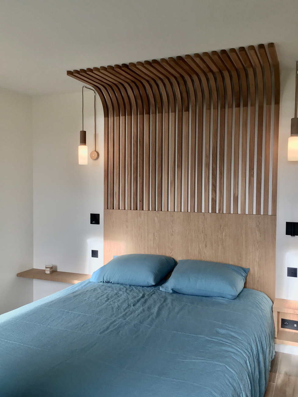 Tête de lit et chevet sur mesure en chêne.
