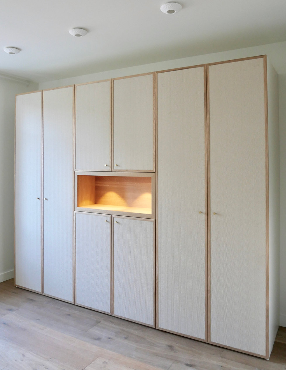 Dressing sur mesure en chêne, gainage tissus, panneau décor.