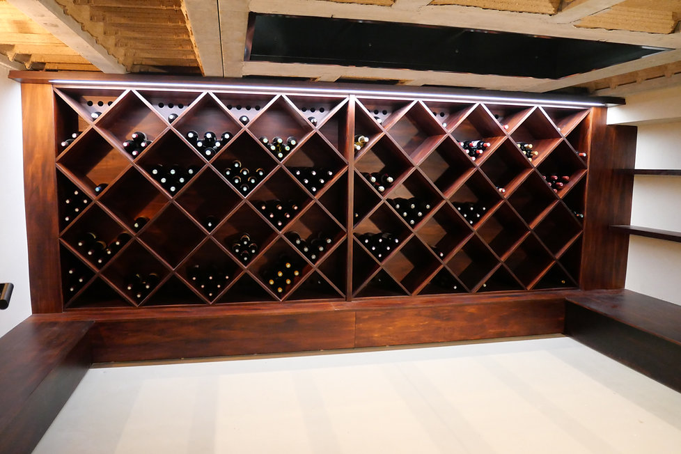 Cave sur mesure en bois teinté acajou.