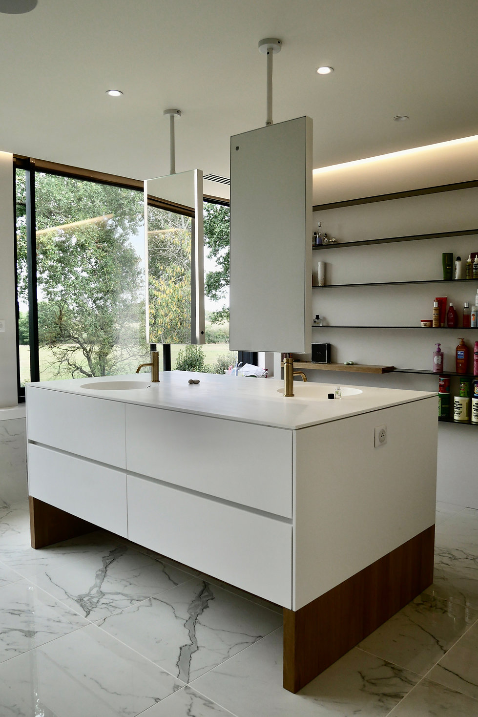 Ilot salle de bain sur mesure en Corian et chêne massif.