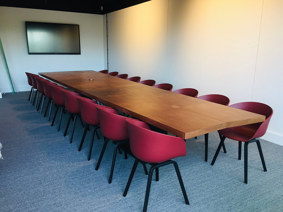 Table de réunion en Sipo massif et acier laqué.