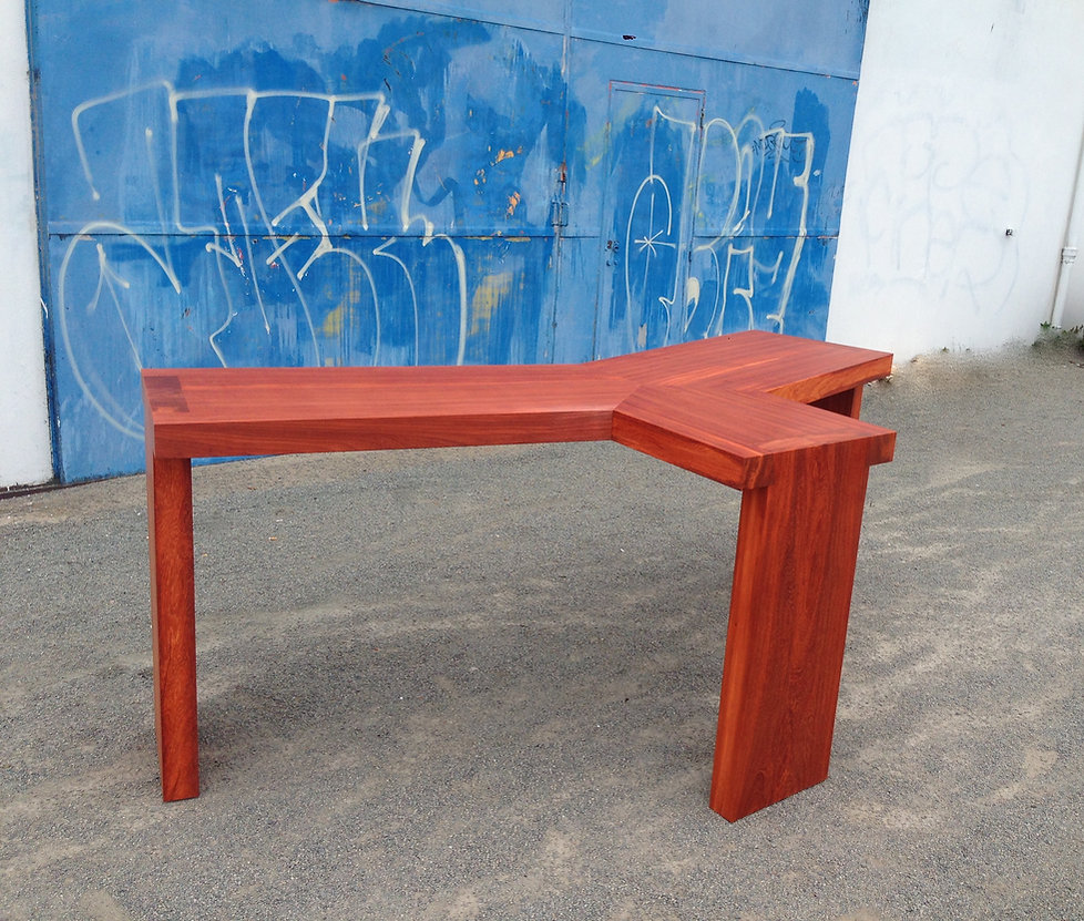 Table haute en Padouk massif.
