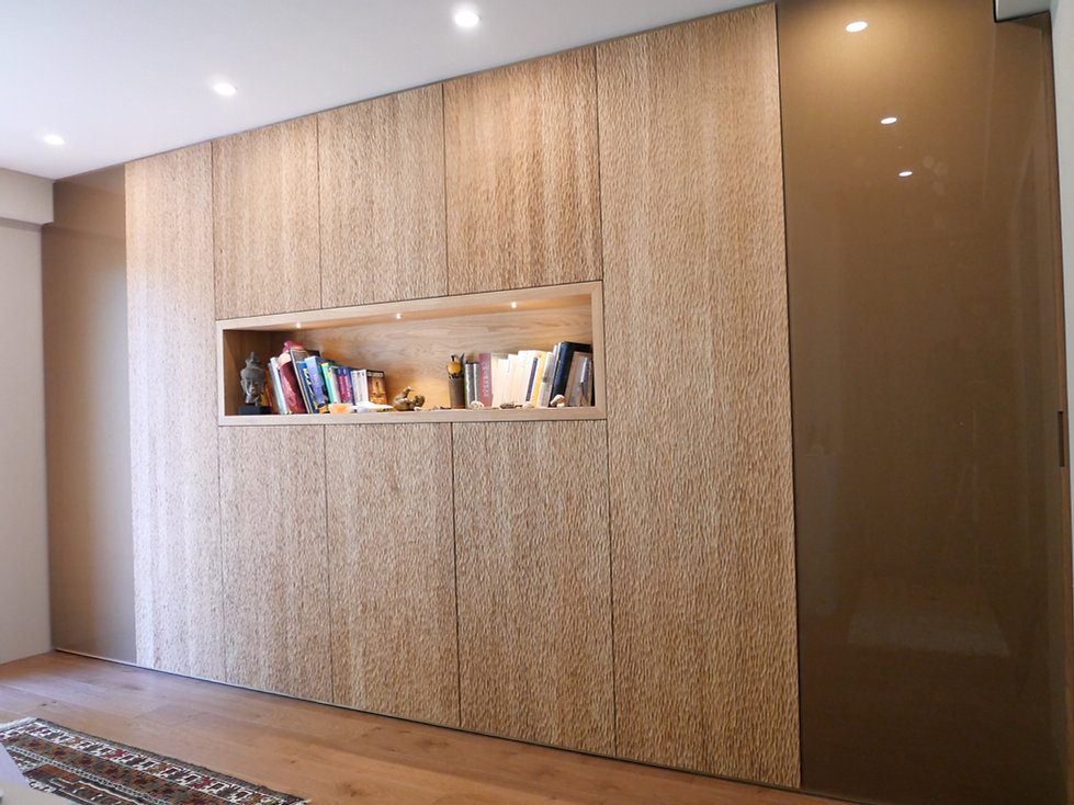 Dressing sur mesure en chêne gougé et verre laqué