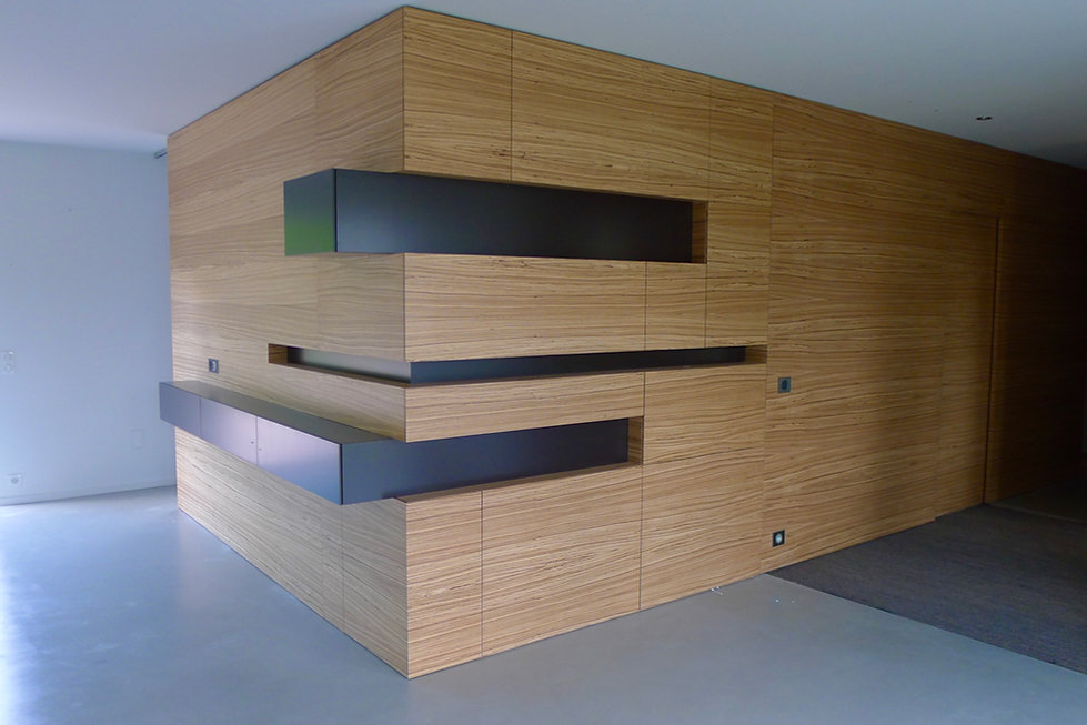 Agencement meuble salon/cloison en zébrano et bois laqué.