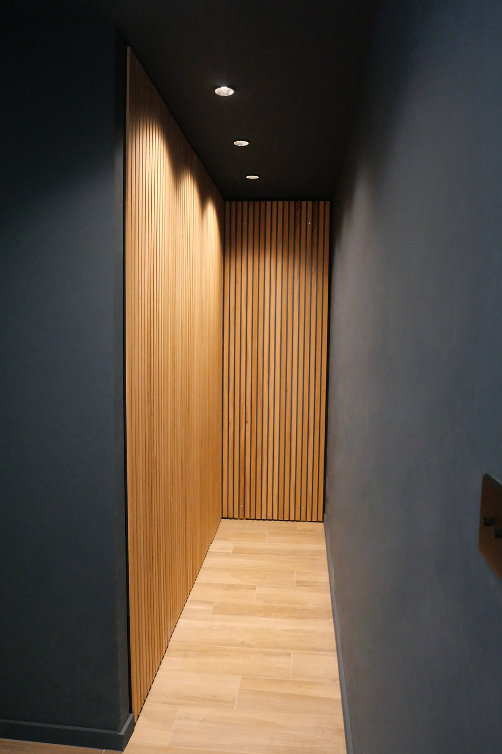 Dressing sur mesure en chêne masssif et bois laqué