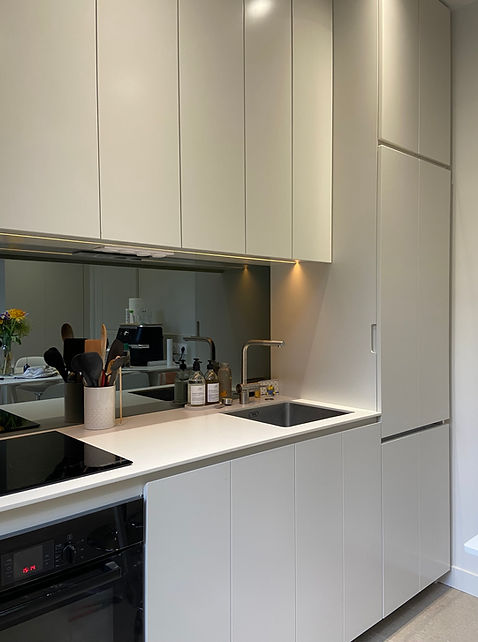 Cuisine sur mesure en MDF laqué, plan céramique.