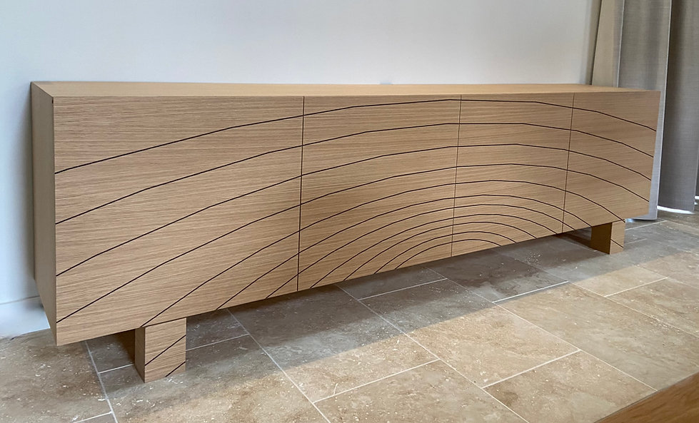 enfilade sur mesure en chêne plaqué vernis.