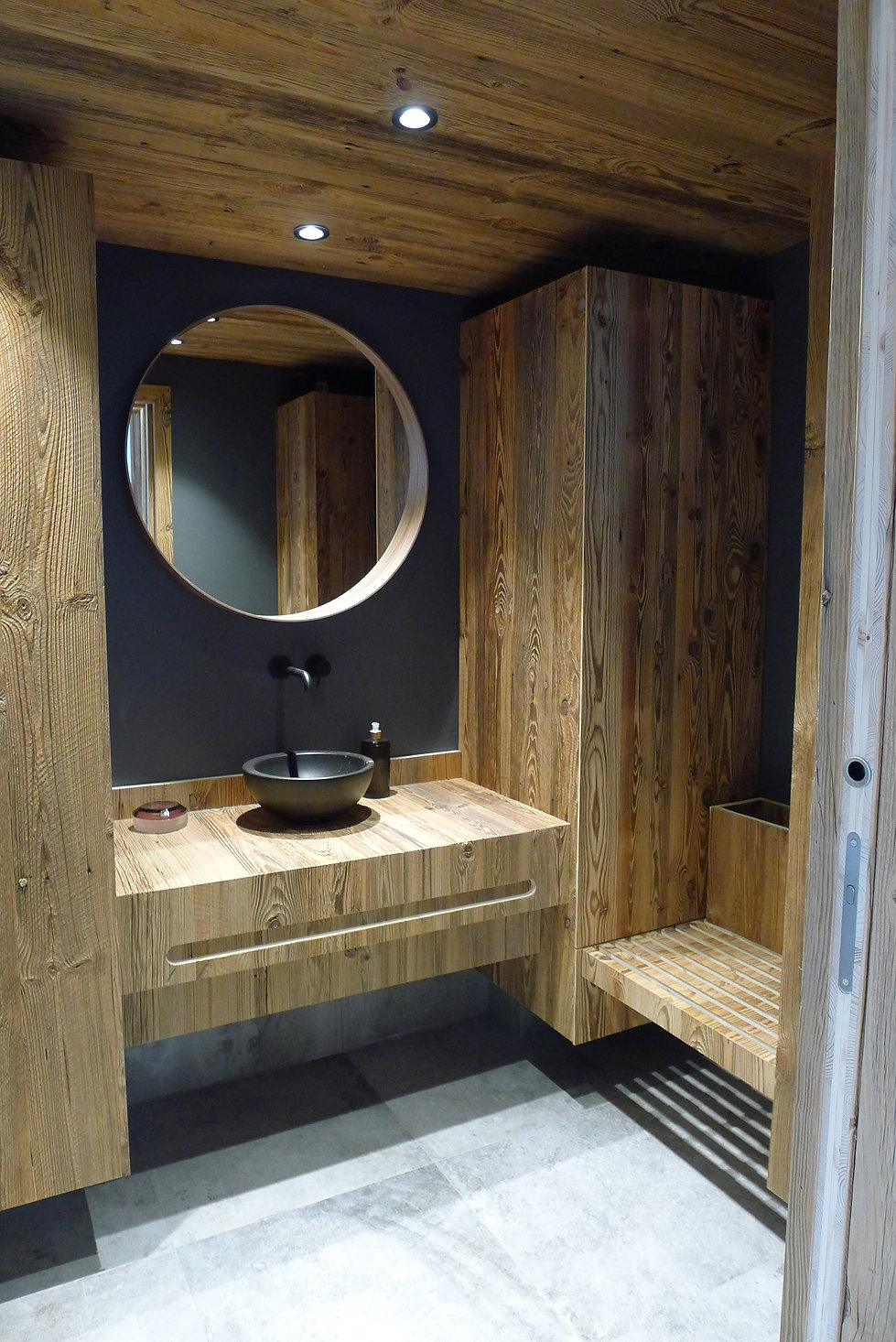 Salle d'eau sur mesure pour SPA en pin ancien.