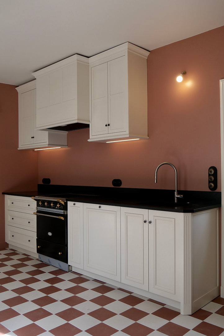 Cuisine sur mesure en bois laqué, chêne massif teinté et granite.